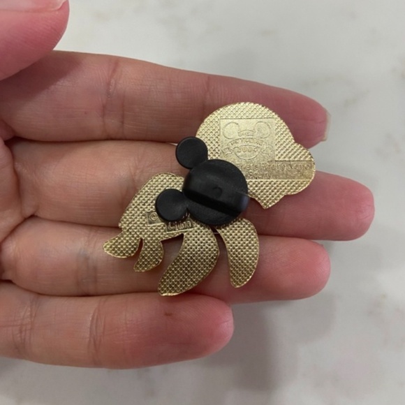 Squirt Finding Nemo Disney Trading Pin - Picture 2 of 2